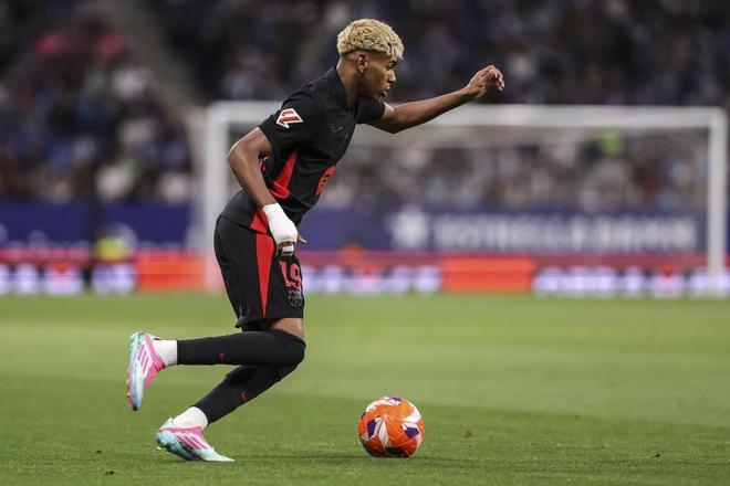 玉昆外援奥斯卡在老家开车时车辆突然起火，好在人没事