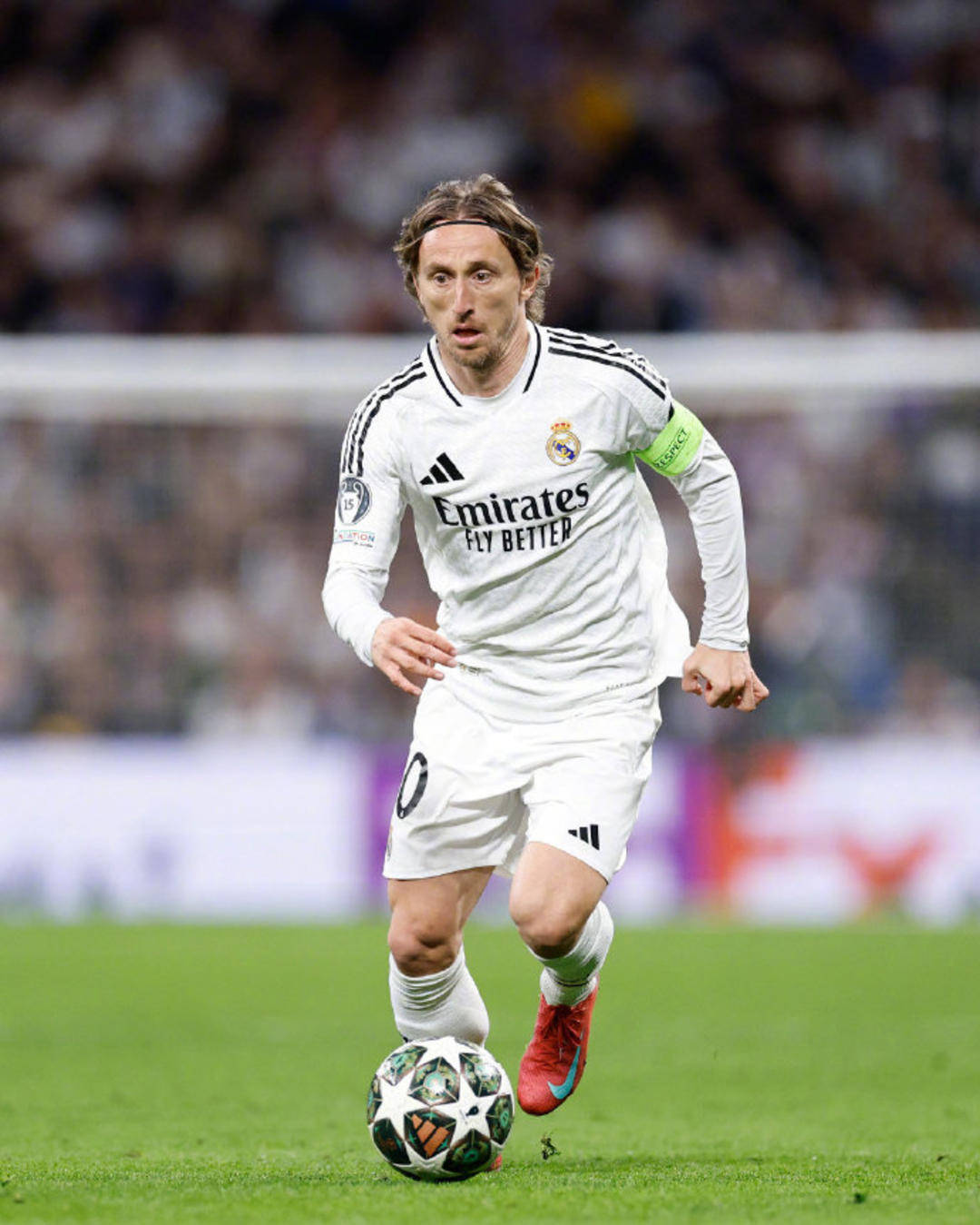 梦幻联动！T1四人组造访拜仁主场，领取印有自己名字的拜仁队服